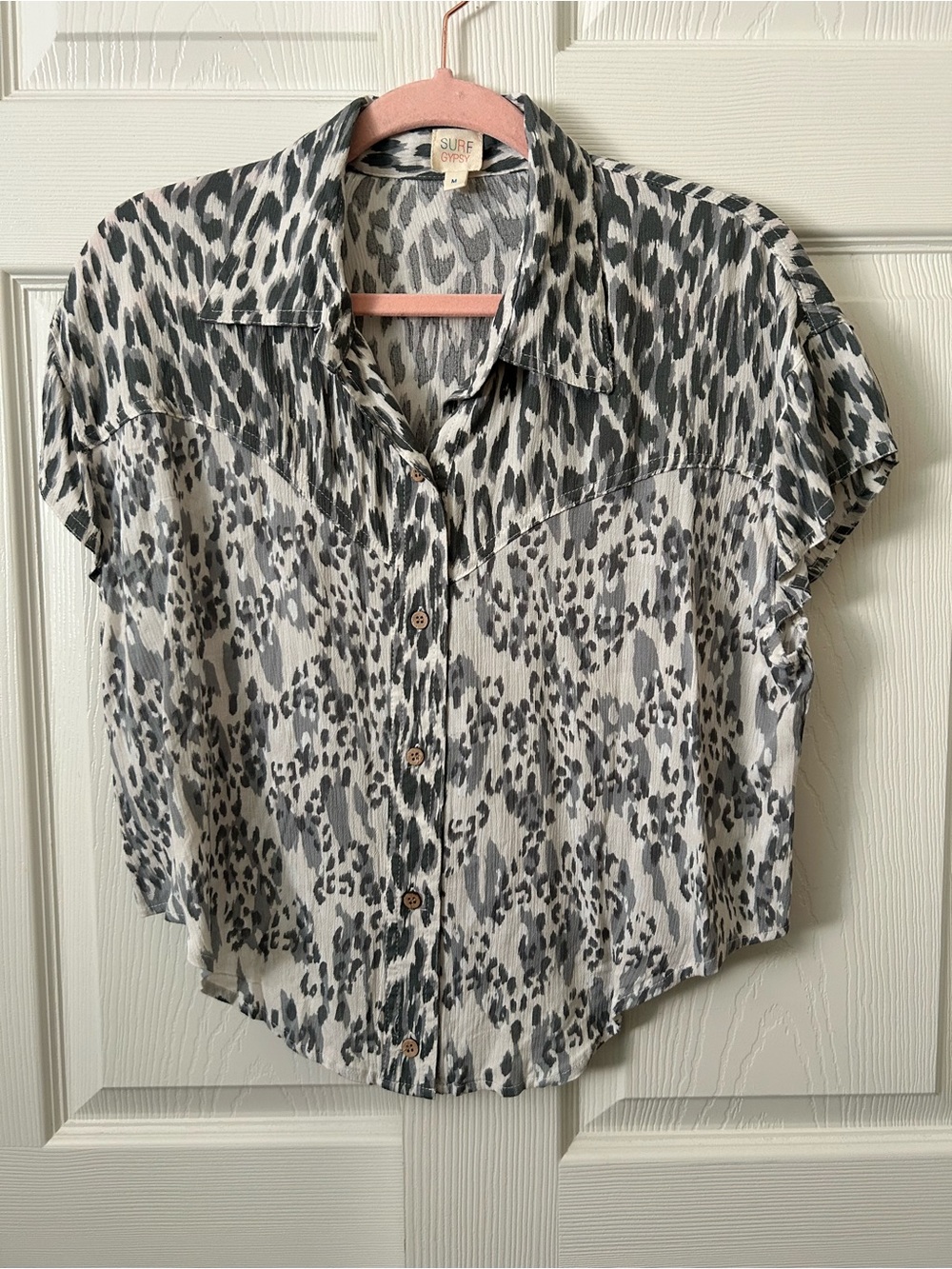 Surf Gypsy Gray Animal Print Cropped Collared Buttondown blouse M